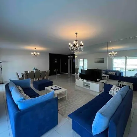 Lovely 2-bedroom Unit *